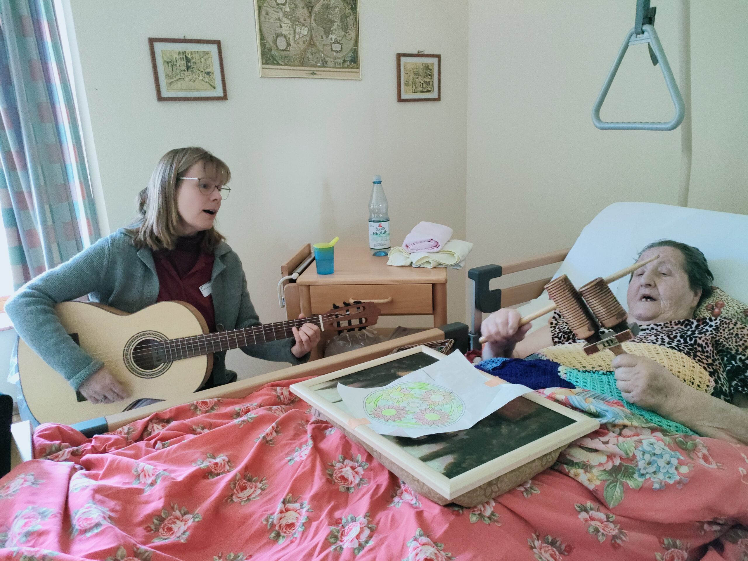 Musiktherapie am Bett der Bewohner