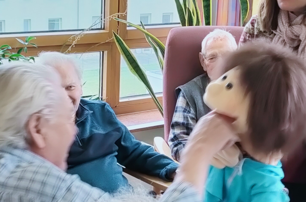 Seniorenkreis mit Spielpuppe Fridolin
